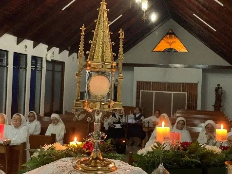 hermanas oblatas en hora santa